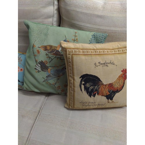 394 - 7 cushions of various designs and sizes