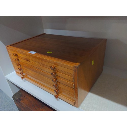 407 - Small hardwood 6 drawer collectors cabinet. Drawer depth 1.8cm each. Overall size 47.5cm width x dep... 