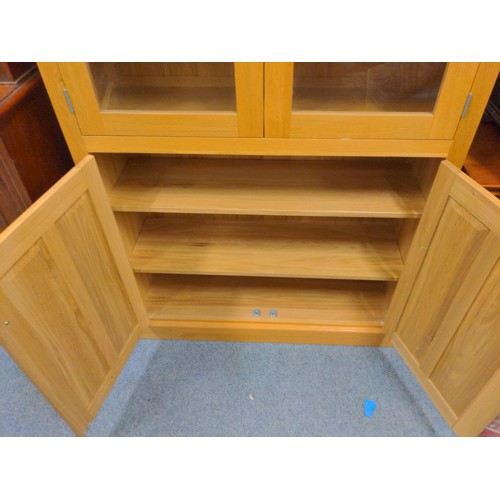 430 - Modern oak glazed topped 4 shelf bookcase . cabinet  5 internal shelves 82,5cm wide x 36cm x he... 