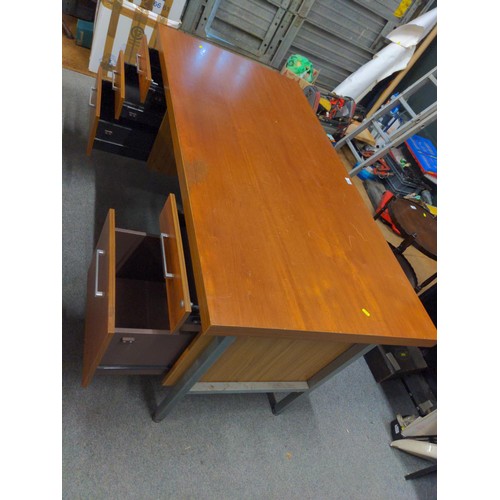 445 - Modern 5 drawer desk. Width 160cm x depth 80cm x height 72.5cm