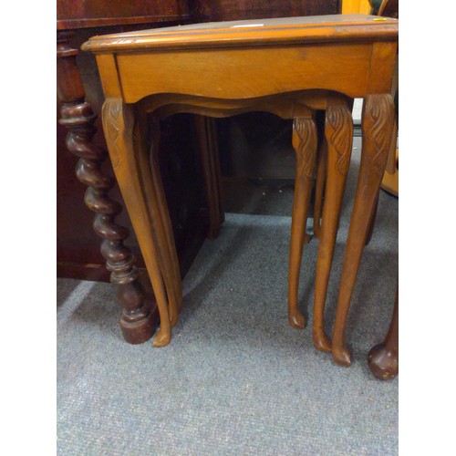 467 - Nest of 3 glass topped mahogany tables. Largest 54cm wide x depth 39.5cm x height 55cm.