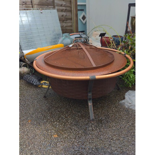 829 - Large metal fire pit BBQ, 91cm diameter, 43cm high