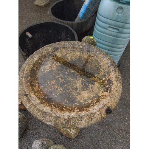 846 - Putto supported concrete bird bath, height 90cm