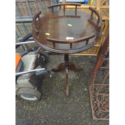 866 - Galleried circular topped occasional table, diameter 41cm