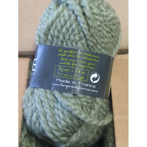 596 - 50 x 25 gms Algue / green yarn