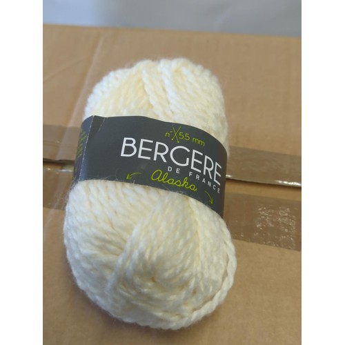 597 - 50 x 25 gms agneau yarn