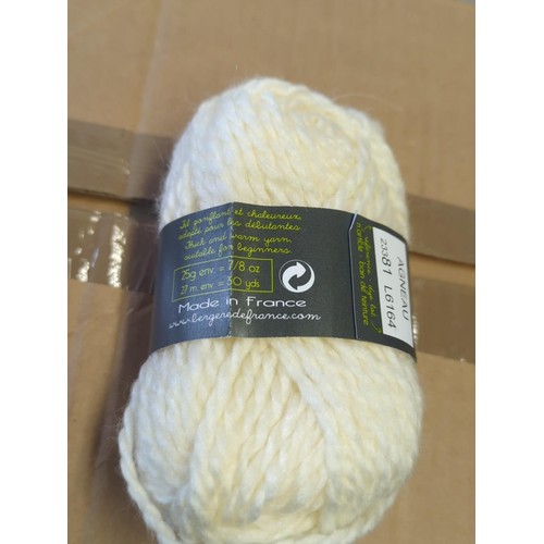 597 - 50 x 25 gms agneau yarn