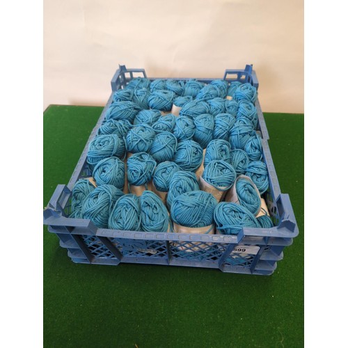 599 - 50x 25gm balls of turquoise yarn