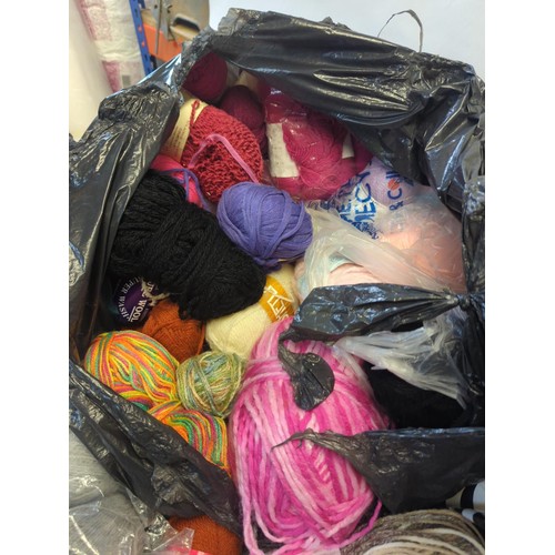 620 - Mixed bag of yarns 