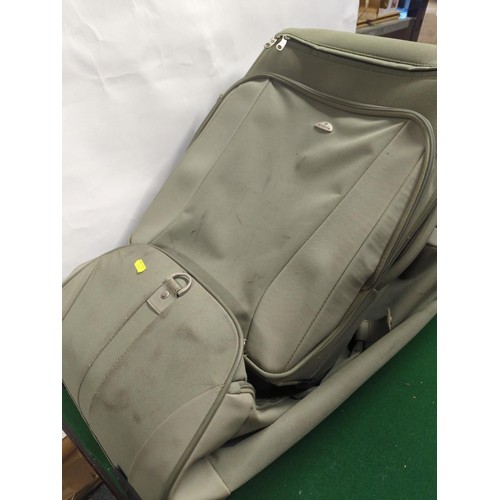 626 - 2 Samsonite wheeled cases