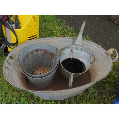 941 - Large galvanised tub (one handle missing), watering can and two buckets with holes to base