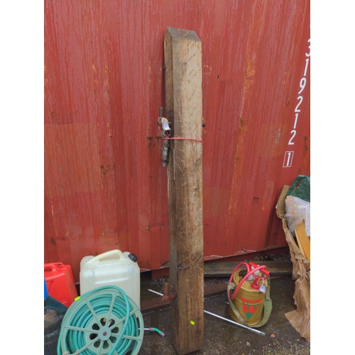 735 - Pointed oak gatepost with metal fixings Length 168 w15 d15cm