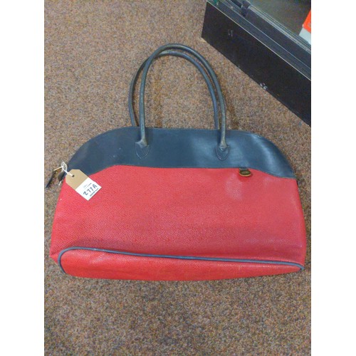 277A - Mulberry scotch grain red leather bag with black contrasting detail 47 x 30 x 9cm approx. (not inclu... 