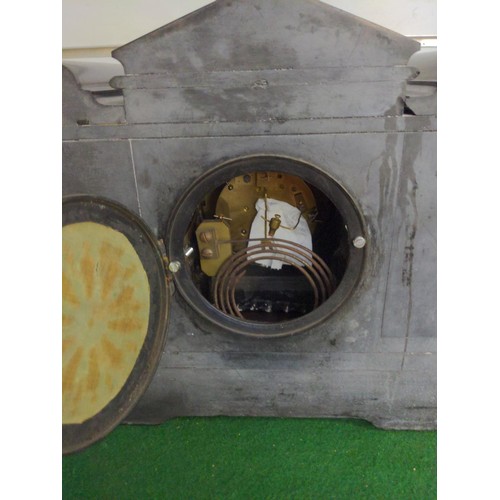 305 - Slate mantle clock with pendulum and key, width 41.5cm x depth 15.5cm x height 30cm.