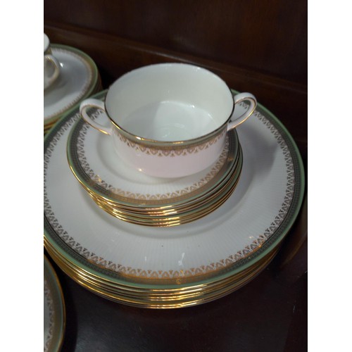 438A - Royal Albert Kensington part soup & dinner service for 6 (only 5 bowls)