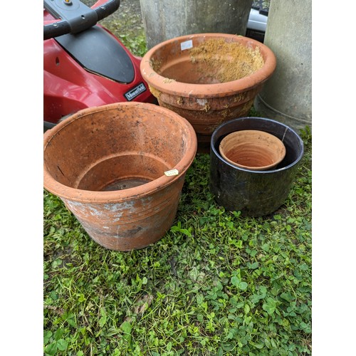 944A - 3 terracotta pots plus indoor planter tallest 27cm high