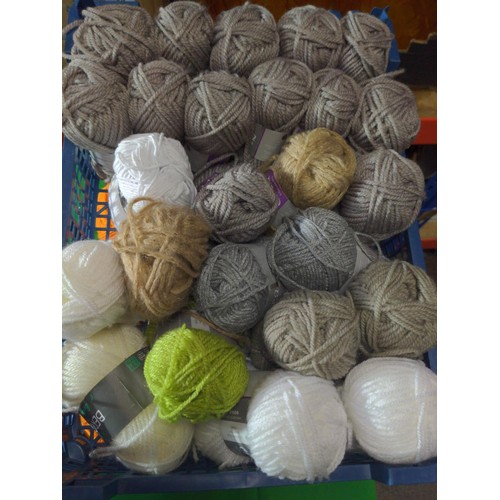 207 - Tray of mixed yarn, green, greys and white 50g & 25g