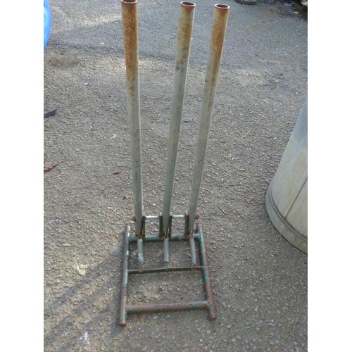 111 - Metal spring loaded cricket stumps