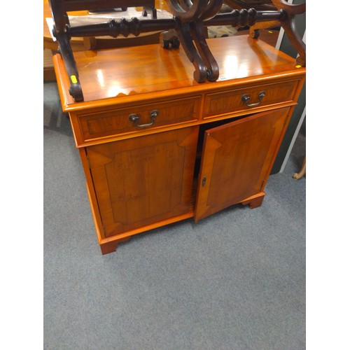 890 - Yew wood veneer two door two drawer side unit, 92cm wide, 42cm deep, 81cm high