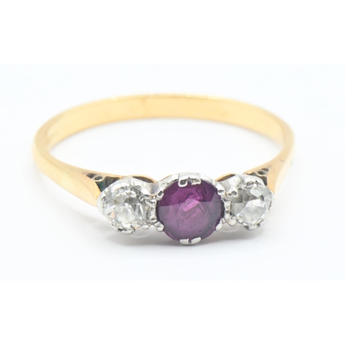 105 - 18ct gold ring set with central ruby, flanked with two old cut diamonds. Size O/P. Gross weight 2.5g