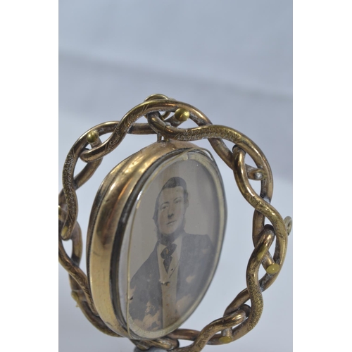 148 - Double sided swivel cameo / photograph mourning brooch.  (pin missing.) With safety chain. Inner fra... 