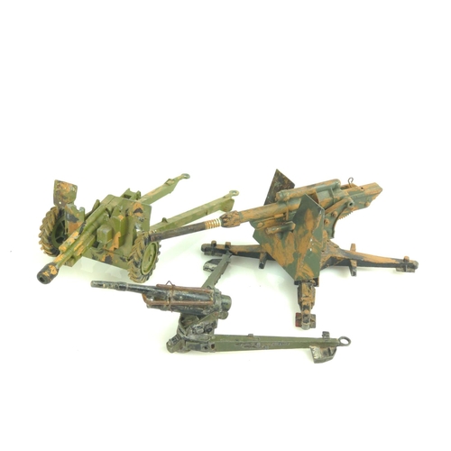 369 - Five Dinky toys. Two US Jeeps, American 105 mm gun and carriage, 88mm gun and turning carriage/four ... 