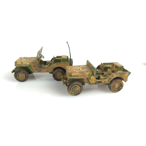 369 - Five Dinky toys. Two US Jeeps, American 105 mm gun and carriage, 88mm gun and turning carriage/four ... 