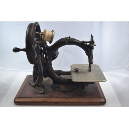 443 - Wilcox & Gibbs sewing machine Co, New York, London, Paris mini sewing machine