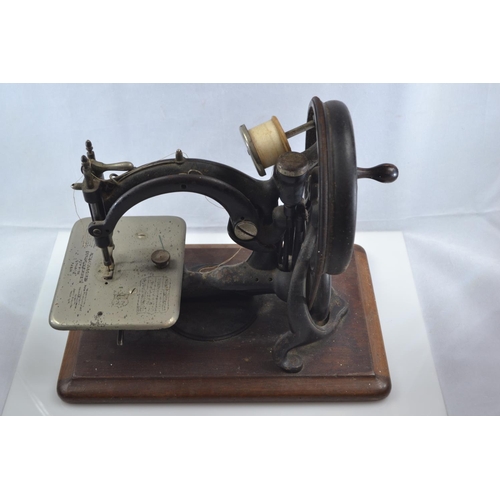 443 - Wilcox & Gibbs sewing machine Co, New York, London, Paris mini sewing machine