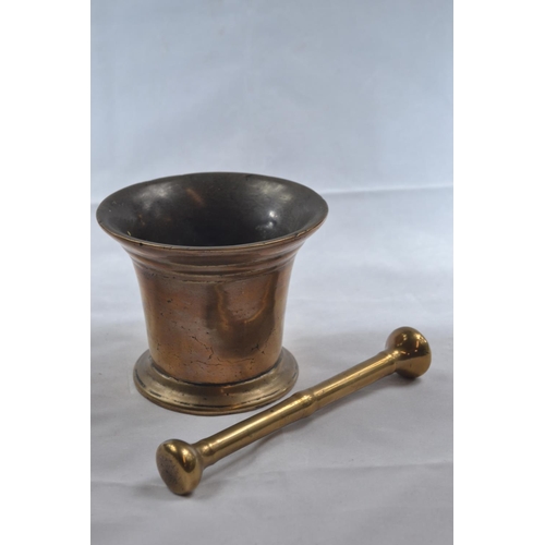 453 - C17th/C18th brass pestle and mortar, height of mortar 10.5cm x dia. 13cm