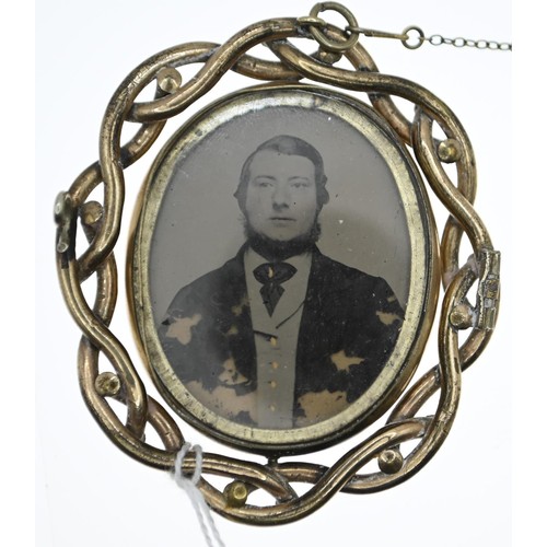 148 - Double sided swivel cameo / photograph mourning brooch.  (pin missing.) With safety chain. Inner fra... 