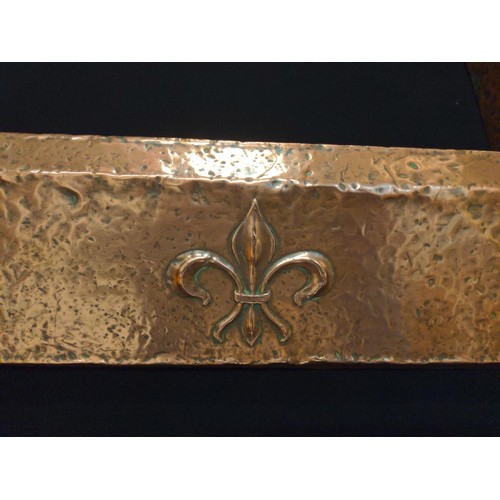 495 - Art and Crafts style heavy oak and hammered copper fire fender. W 130cm D36.5cm