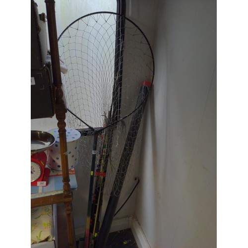 129 - Quantity of fishing rods and landing net