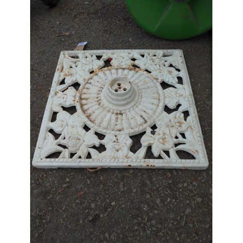 305 - Cast iron painted white parasol stand. 45 x 45 cm