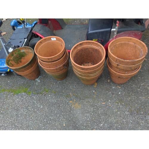 378 - Total of ten terracotta garden pots, Largest dia 26 H23cm