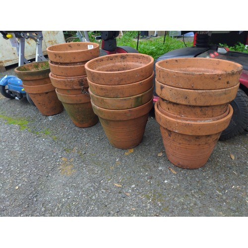 378 - Total of ten terracotta garden pots, Largest dia 26 H23cm