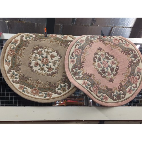 929 - Two circular rugs in pastel colours Dia 115 cm