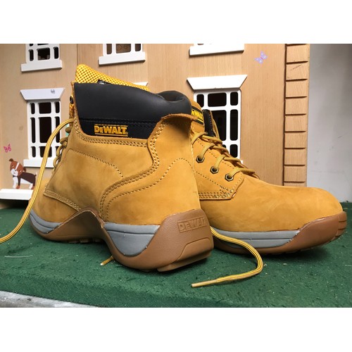 185 - Pair DeWalt work boots 10uk As new