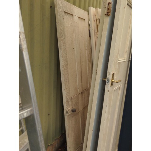 21 - Four painted internal doors of various sizes, first door, H208 W 85.5