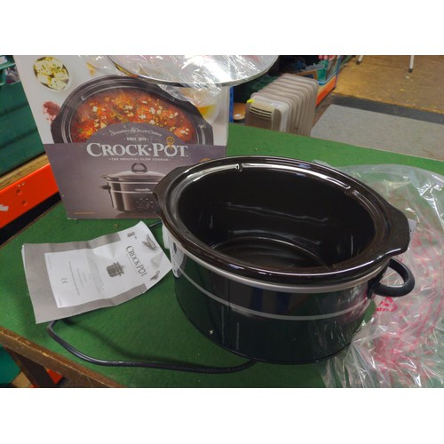 176 - Electric 3.5l crockpot, as new in box