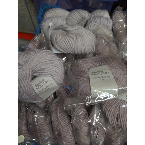 200 - Tray of pale mauve 50 x 25gm, 50% wool donuts