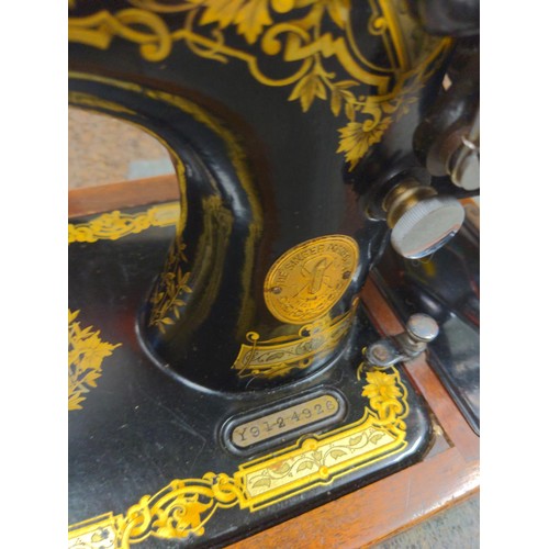 293 - Singer Y91243926 manual sewing machine with case and box of original accessories. Key missing