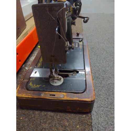 296 - Singer manual sewing machine with case, no key