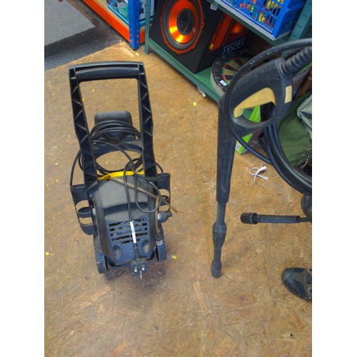 327 - Karcher 520M pressure washer with patio cleaning attachment. Thread on pressure hose out is faulty, ... 