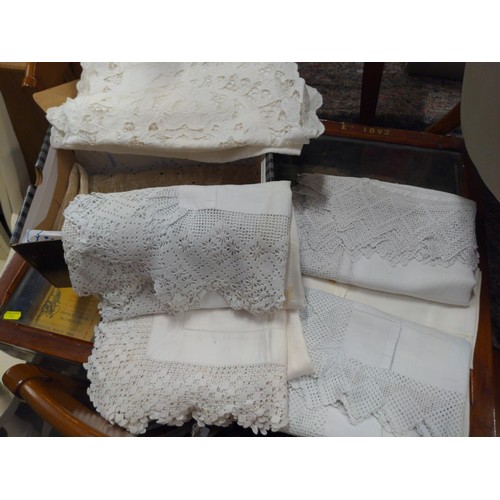 516 - Box of folded vintage linens