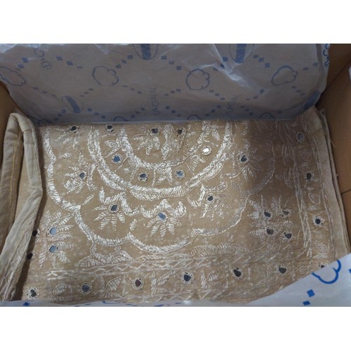 516 - Box of folded vintage linens