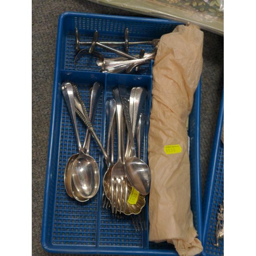 542A - tray, table linen & 2 cutlery trays with contents, Sheffield steel knives & forks by Turner ... 