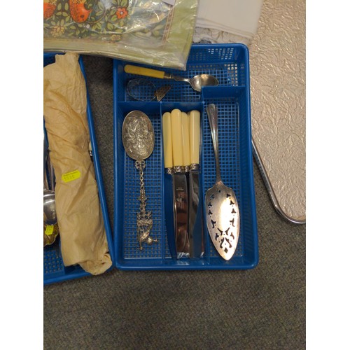 542A - tray, table linen & 2 cutlery trays with contents, Sheffield steel knives & forks by Turner ... 