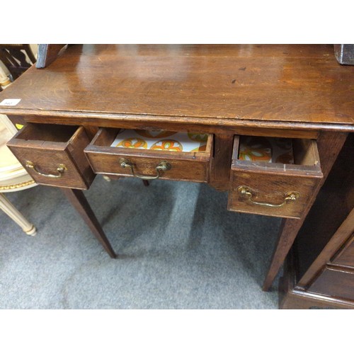 540 - Ladies knee-hole oak desk with 3 drawers, 69x42 x ht73cms