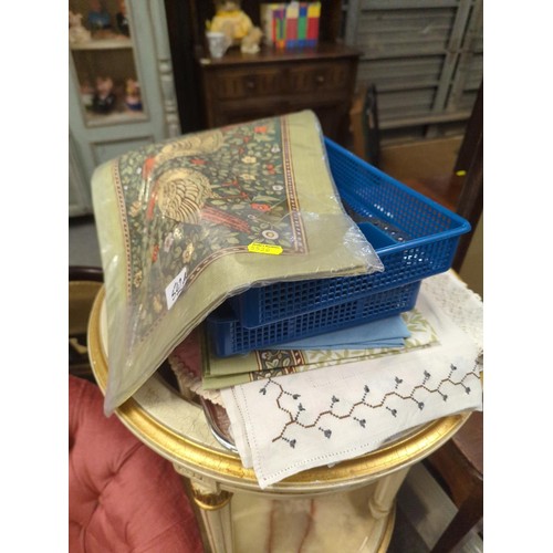 542A - tray, table linen & 2 cutlery trays with contents, Sheffield steel knives & forks by Turner ... 